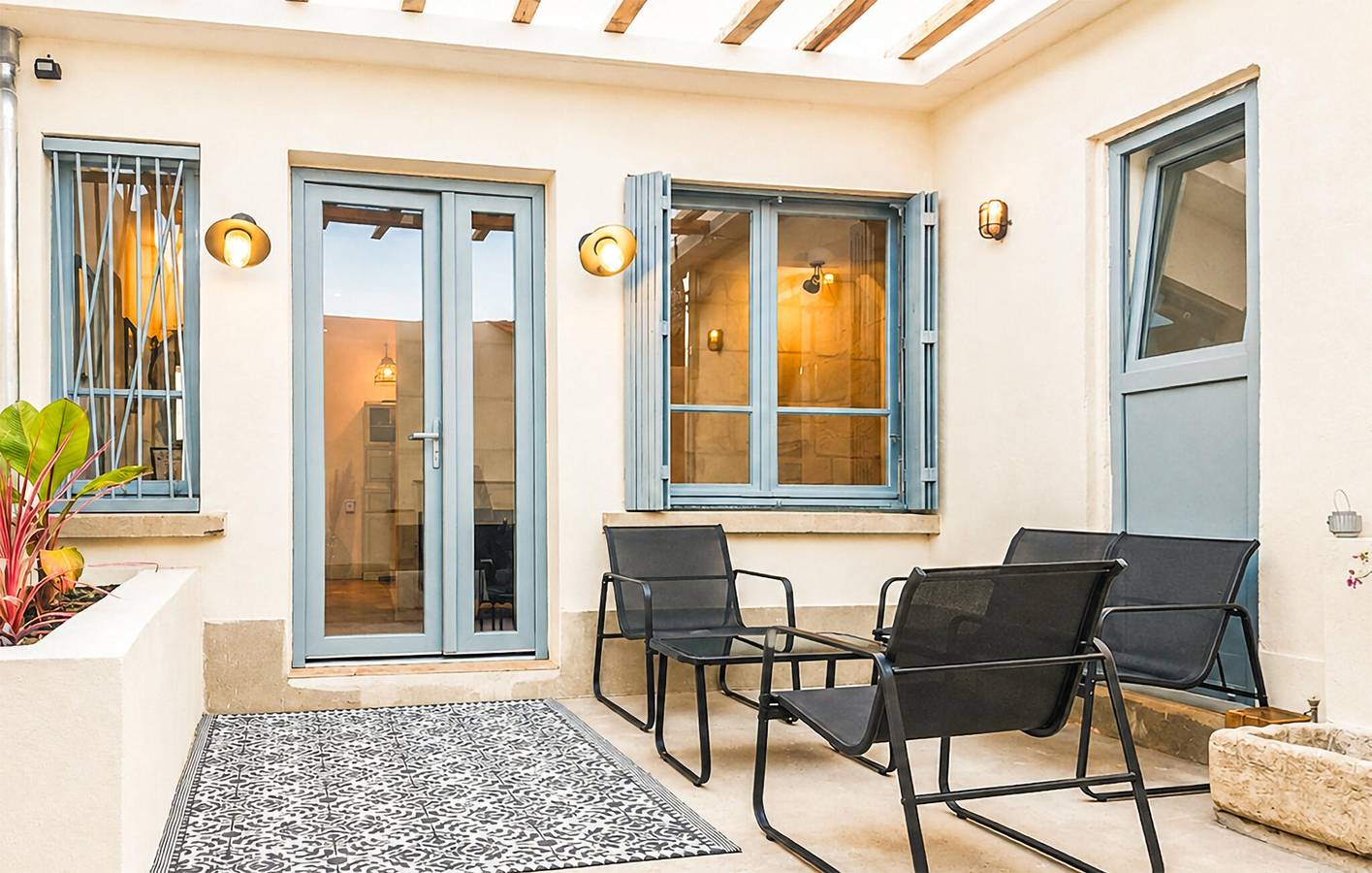 Encantador apartamento de 2 dormitorios con jacuzzi, wifi y aparcamiento en Beaucaire in Beaucaire, Region de Nimes