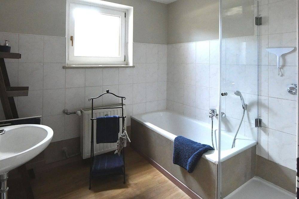 Ganze Wohnung, Garten-Ferienwohnung 68 qm für 2 - 4 Personen, 2 separate Schlafzimmer in Grabenstätt, Chiemsee