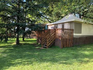 Cottage pour 3 personnes, avec balcon et jardin ainsi que vue et piscine à Prissac