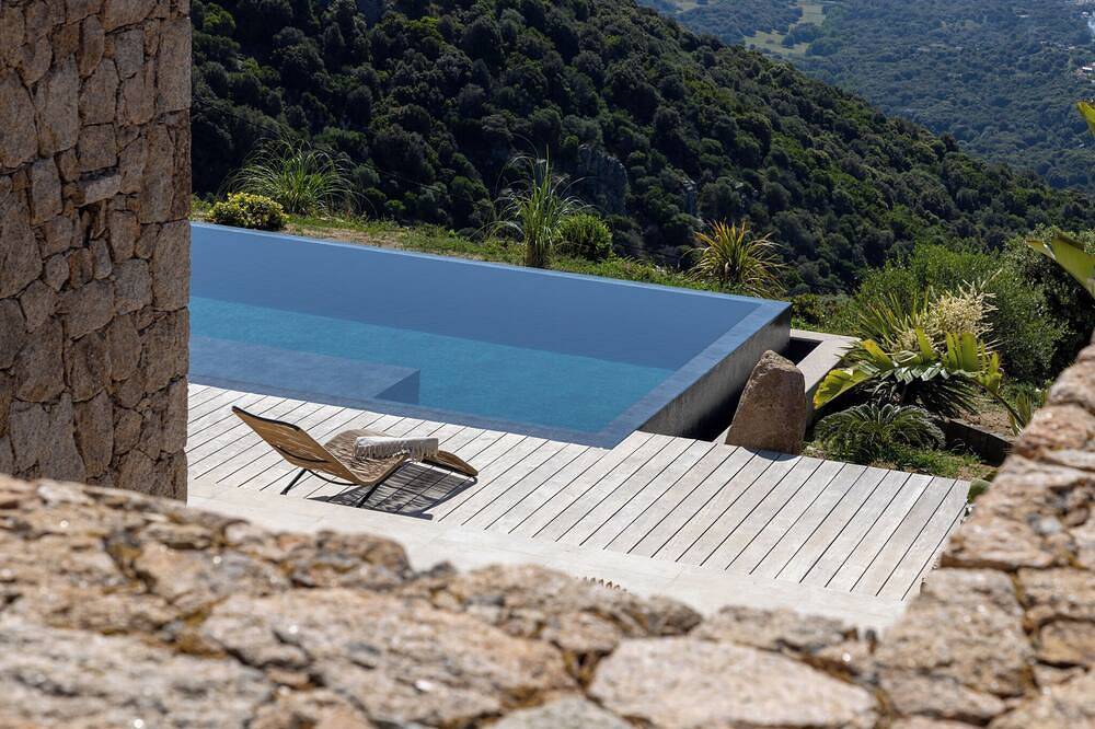 Villa 6 bedrooms, swimming pool, moutains and sea view in Alata, Region de Ajaccio