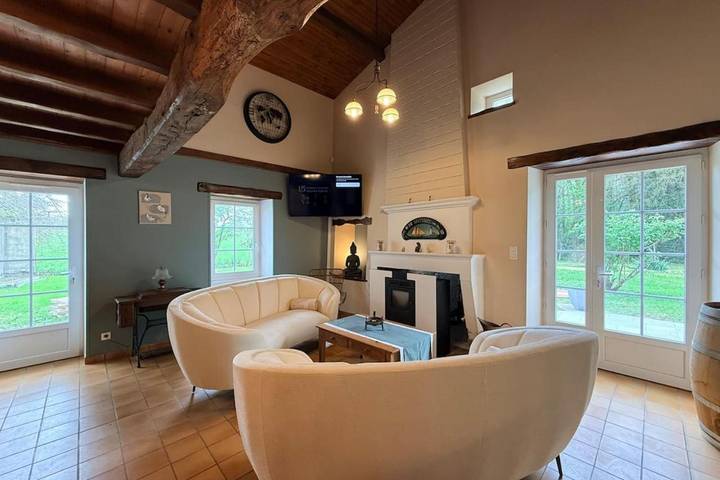 Location de vacances pour 8 personnes, avec jardin et terrasse, animaux acceptés à Saint-Sauvant