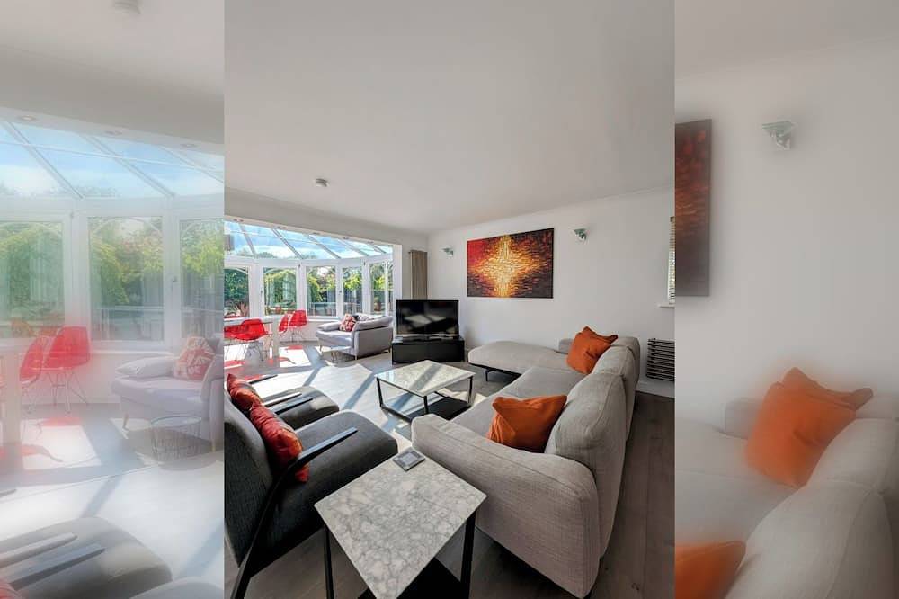 Thames Riverside Retreat: A Serene 3-Bed Bungalow in Spelthorne, Surrey
