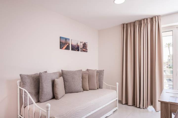 Appartement entier, Appartement de vacances pour 5 personnes avec balcon in Agia Marina, Région de la Canée
