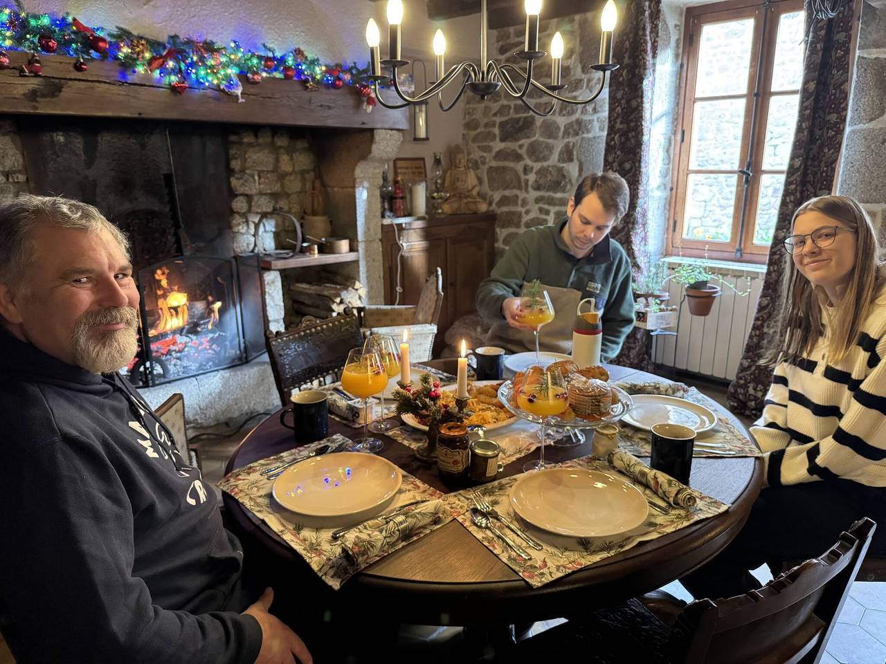 Habitación doble antigua romántica, baño compartido y desayuno in Saint-Martial-le-Mont, Región de Aubusson