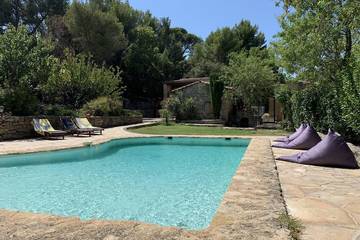 Gîte pour 10 personnes, avec jardin à La Roque-sur-Pernes