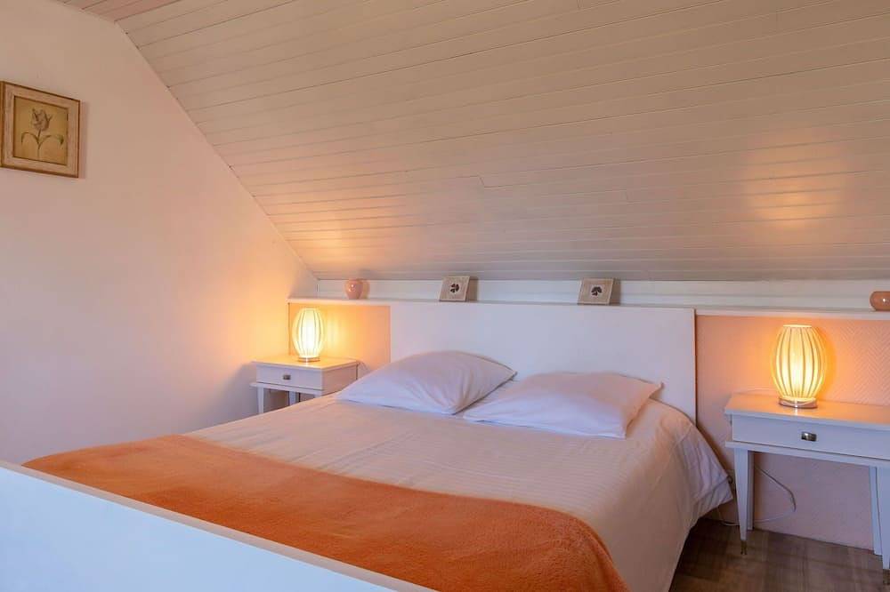 Beautiful private villa for 5 guests with Tv, terrace, pets allowed and panoramic view in Pointe du Raz, Plogoff