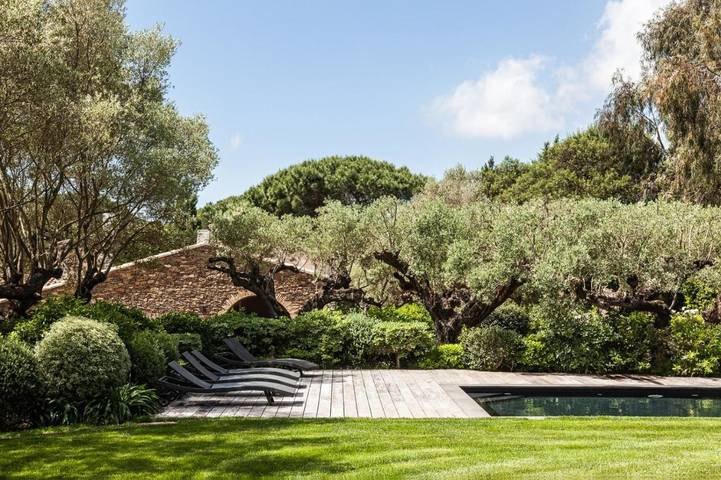 Gîte pour 2 personnes, avec terrasse et jardin ainsi que vue et piscine à Gassin - 3