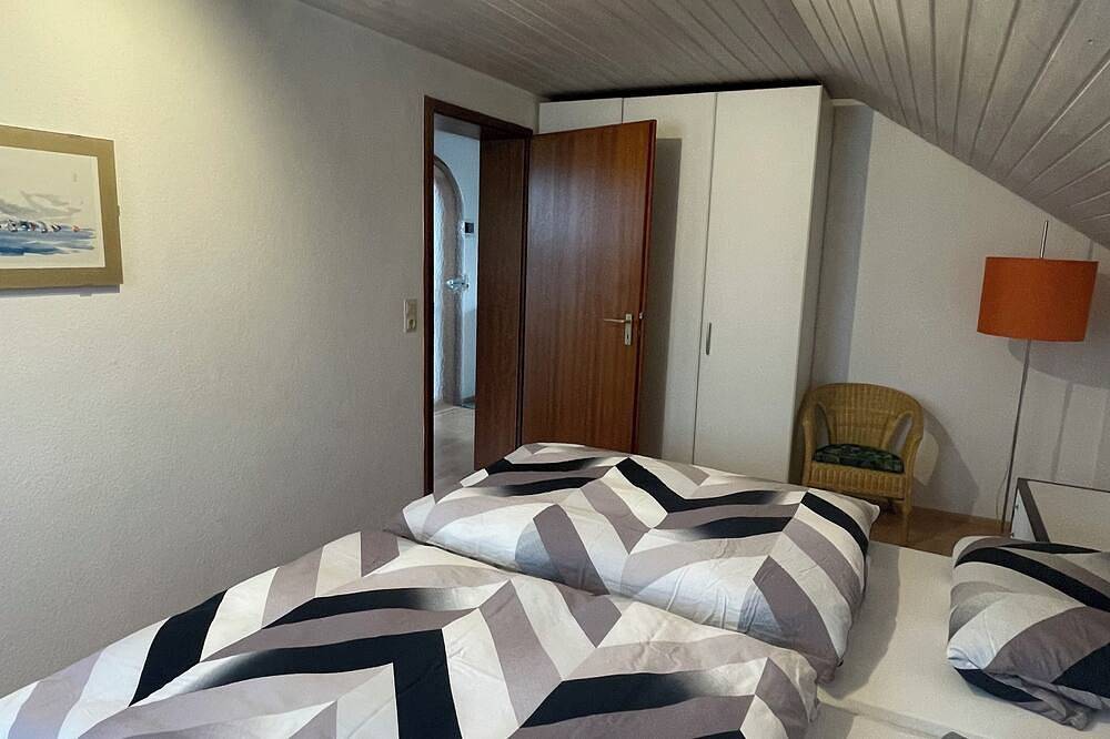 Ganze Wohnung, Ruhig gelegene Ferienwohnung mit Balkon - 4km vom Bodensee entfernt in Langenargen, Region Bodensee-Oberschwaben