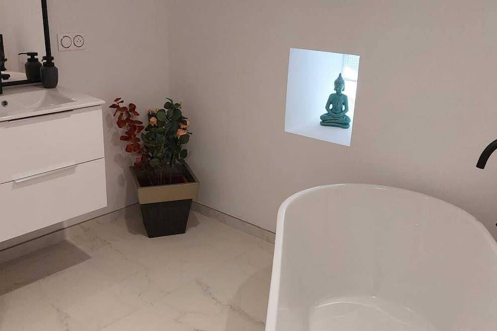 Entire apartment, Duplex T4 de 80m2 au Cœur de la Ville Médiévale Avec Tropézienne de 20m2 in Les Arcs (Var), Draguignan region