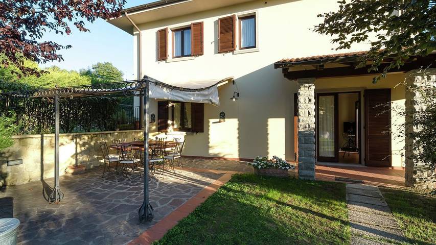 Agriturismo per 12 persone, con giardino e piscina a Pratovecchio Stia