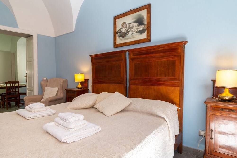 Ganze Wohnung, Dieses Apartment befindet sich im historischen Zentrum von Bosa, in der Via Cugia, und ist Teil der Residenze Deriu, einem elegant renovierten historischen Gebäude mit insgesamt sechs Wohneinheiten. Die zentrale Lage ermöglicht es Ihnen, das authentisc in Bosa, Planargia