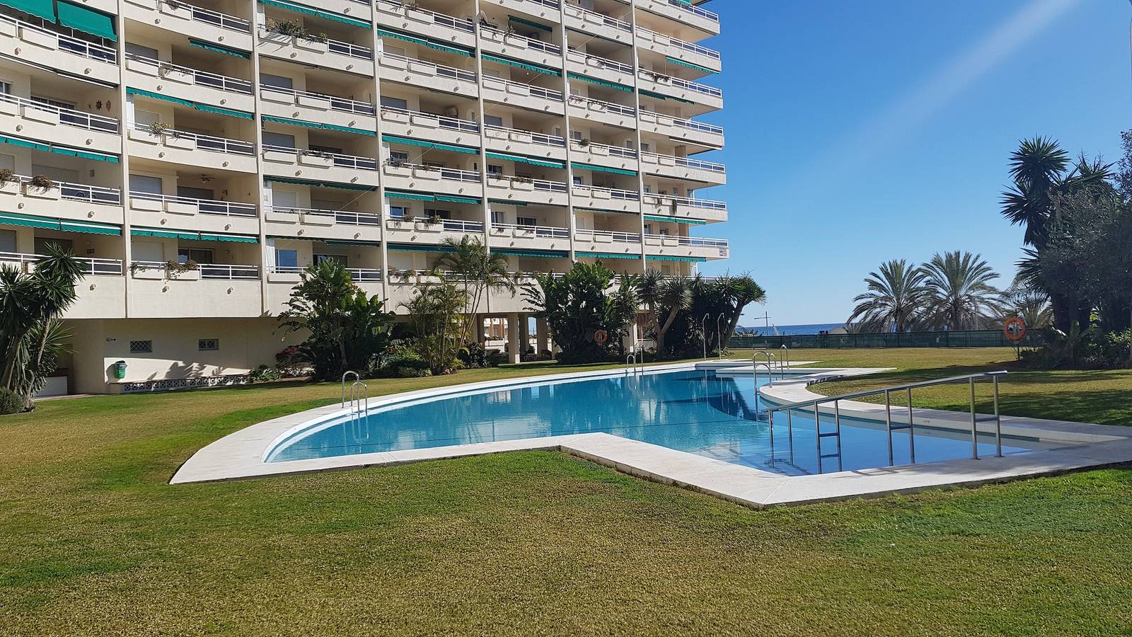 Entire apartment, Apartment 'Urban beach Imperator' with Sea View, Pool, A/C & Wi-Fi in Playa de la Fontanilla, Marbella