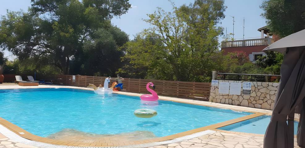 Ferienhaus für 2 Personen, mit Balkon und Garten sowie Kinderpool