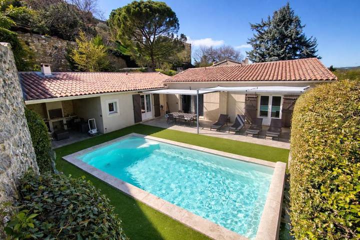 Location de vacances pour 8 personnes, avec vue et jardin ainsi que terrasse et piscine, animaux acceptés à Mirabel-aux-Baronnies