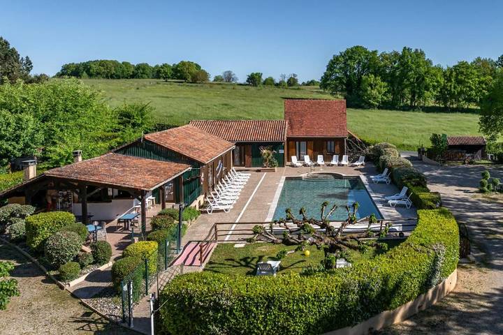 Location de vacances pour 2 personnes, avec piscine ainsi que jardin et jacuzzi, adapté aux familles à Saint-Avit-Sénieur