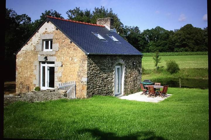 Location de vacances pour 4 personnes, avec jardin et terrasse à Broualan