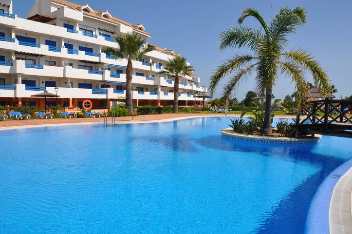 Ferienwohnung für 4 Personen, mit Terrasse und Garten sowie Pool in Manilva
