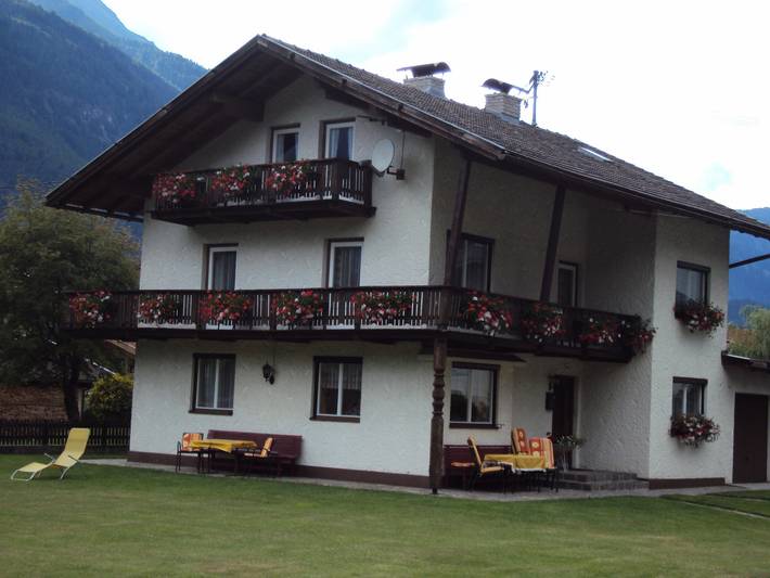 Ferienwohnung für 4 Personen, mit Garten und Balkon in Längenfeld