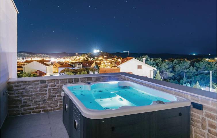 Charmante 2-Zimmer-Wohnung mit Meerblick, Pool und 700 m zum Strand in Tribunj, Šibenik-Knin