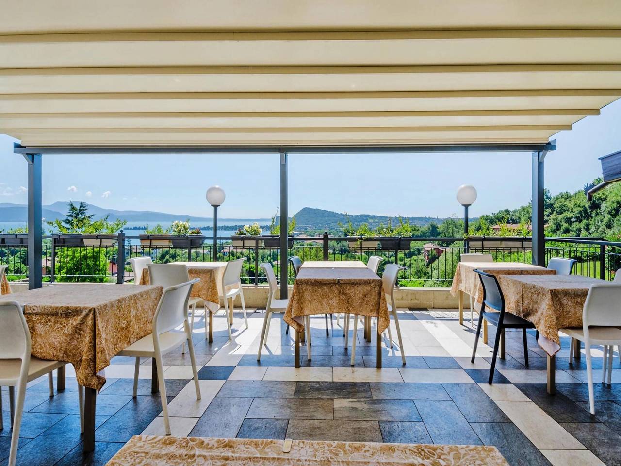 Ganze Wohnung, Ferienwohnung in der Residence Belvedere in Manerba in Manerba del Garda, Gardasee-Berge