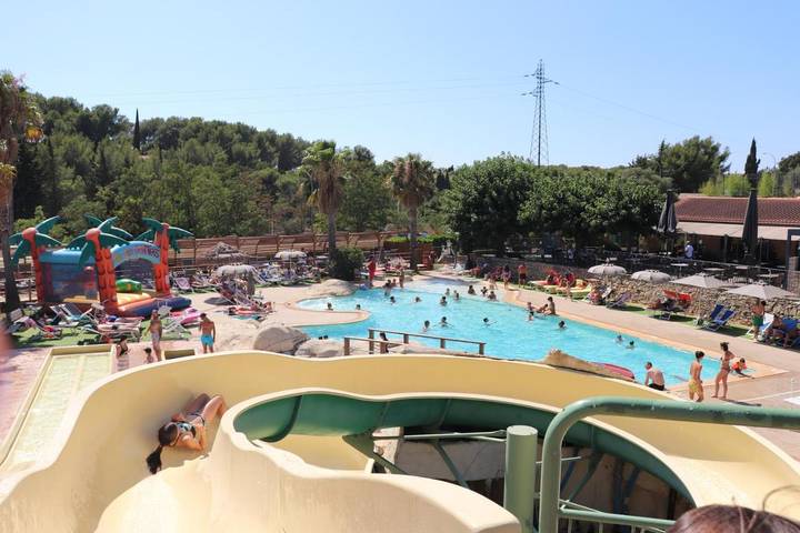 Camping pour 3 personnes, avec terrasse et bassin pour enfant ainsi que piscine et jacuzzi