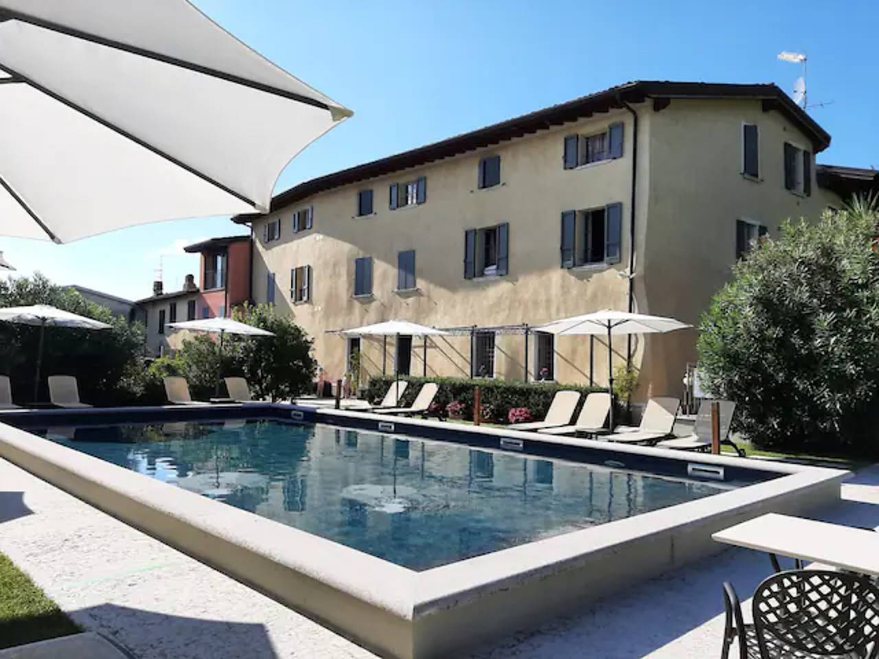 Appartamento intero, Appartamento 'Antica Torre Byron' con piscina condivisa, Wi-Fi e aria condizionata in San Felice del Benaco, Prealpi Gardesane