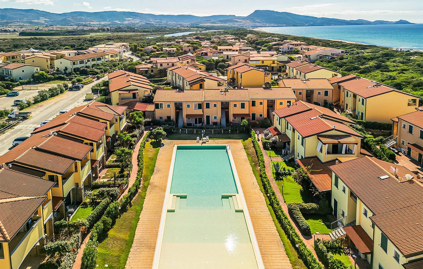 Ganze Ferienwohnung, Apartment mit Meerblick, Pool, Terrasse und Küche – 1,5 km vom Strand Li Junchi entfernt in Pirotto Li Frati, Olbia-Tempio