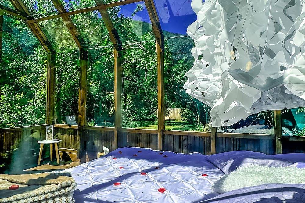Chalet en verre sous une pluie d’étoiles in Lucéram, Côte méditerranéenne (France)