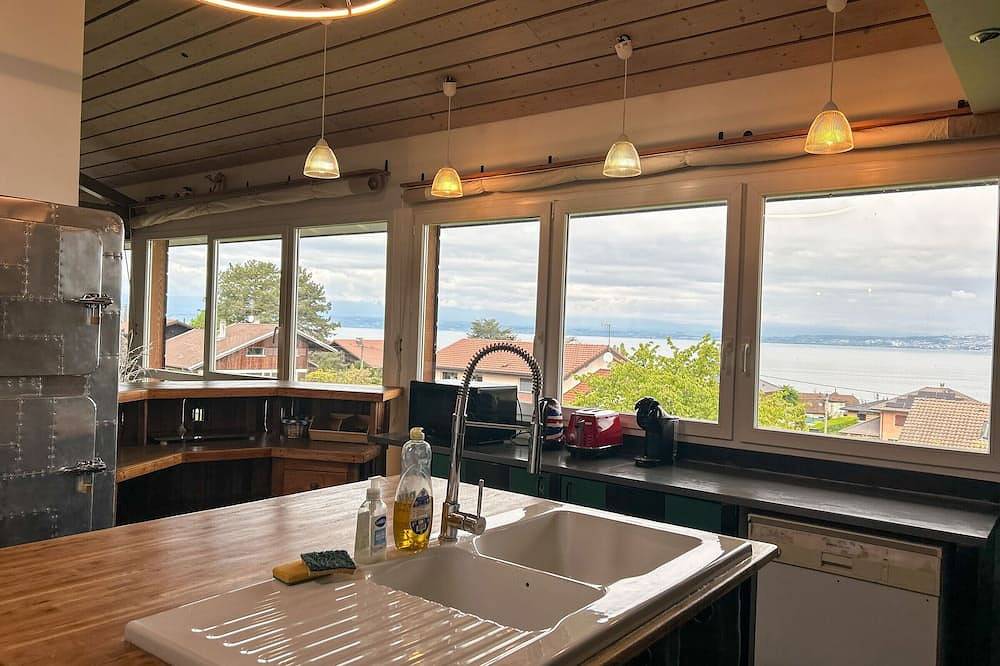 Villa with terrace, garden, near Evian and slopes, Wifi, parking in Lugrin, Thonon-les-Bains en omgeving
