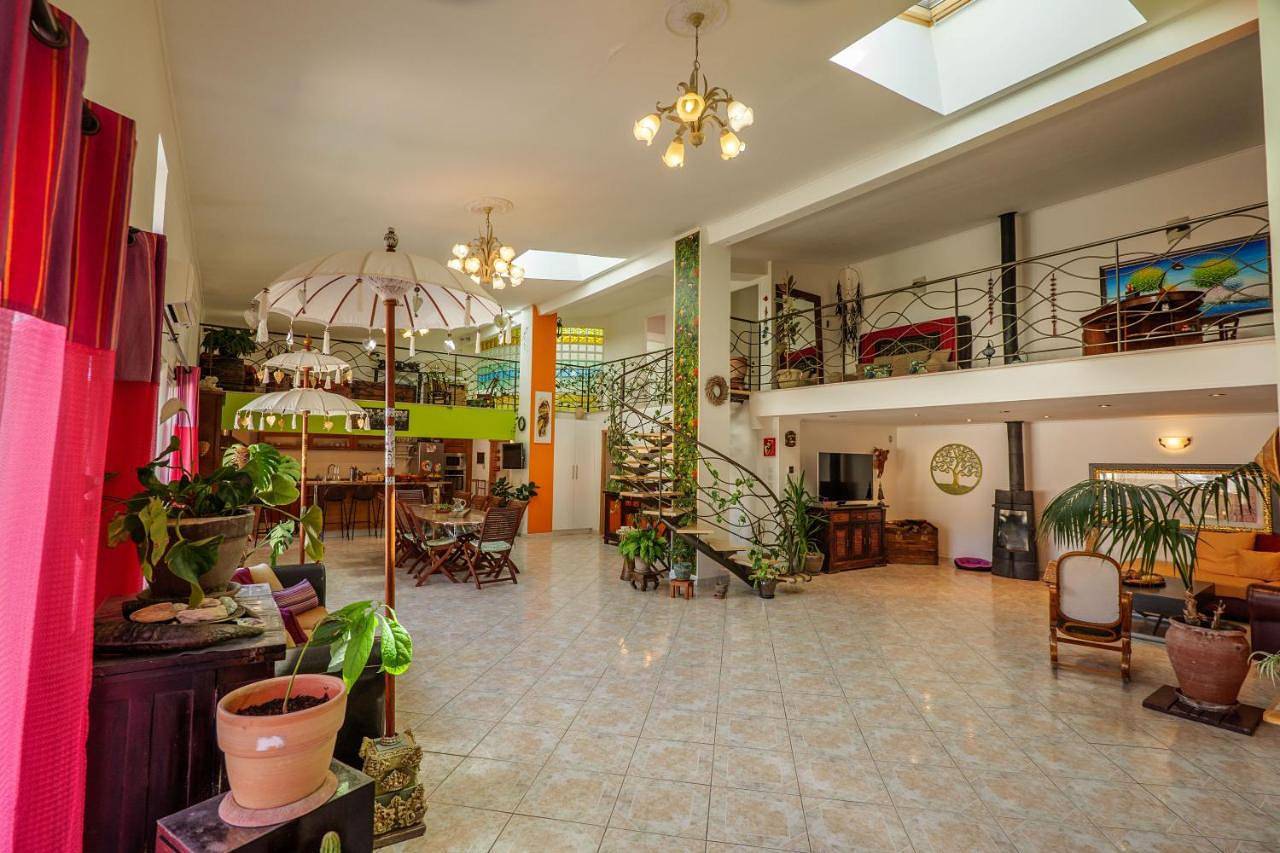 Loft d'exception 350m2 spacieux et lumineux avec piscine à 15 min de la mer in Aimargues, Côte méditerranéenne (France)