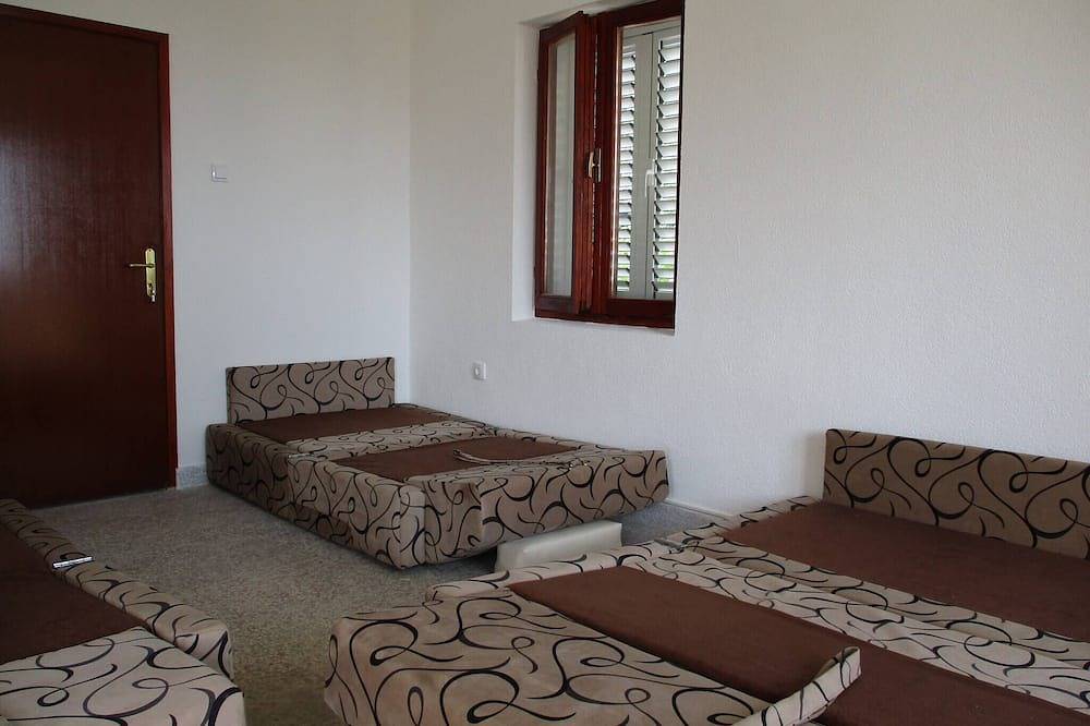 Entire apartment, Charming 3-Bed Apartment in Budva with Garden and Ocean Views in Budva, Opština Budva