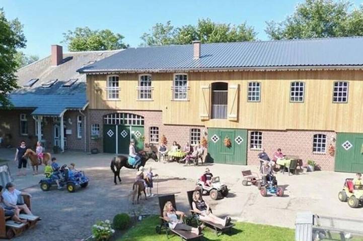 Ferienhaus \"Chalet Paul\" mit Terrasse auf unserem Kinder-Bauernhof in Welt, Eiderstedt