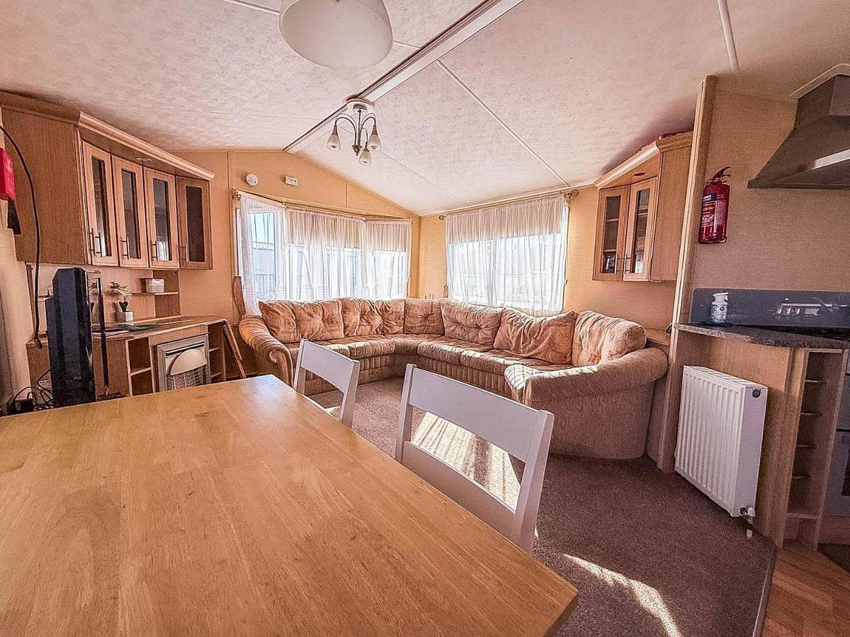 Great 6 Berth Caravan With Decking By The Beach In Suffolk Ref 40023Nd in Lowestoft, Sunrise Coast