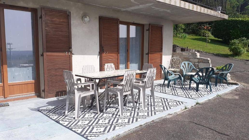 Appartement entier, One-Bedroom Apartment in Saint-Martin-du-Mont, Jura Francais