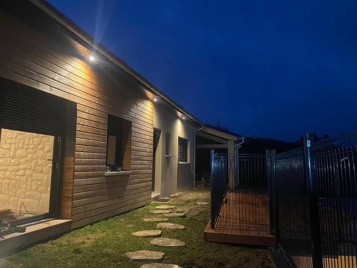 Location de vacances pour 8 personnes, avec Terrasse et Jardin ainsi que Piscine et Vue à Saint-Barthélemy-le-Plain