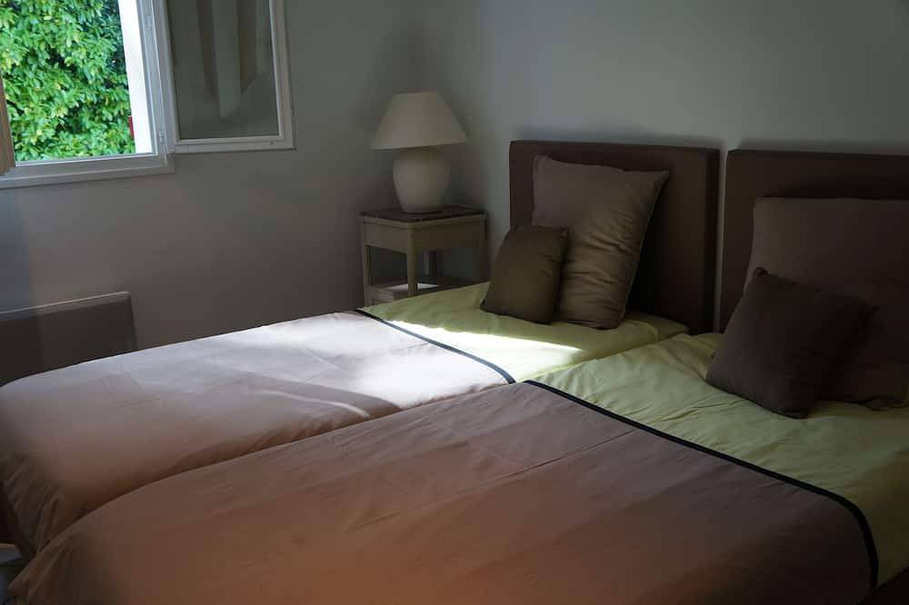 Coquet gîte T3-96 m2 calme, piscine 8x4 chauffée en saison, terrasse 30 m2, Clim in Saint-Pée-sur-Nivelle, Région de Bayonne