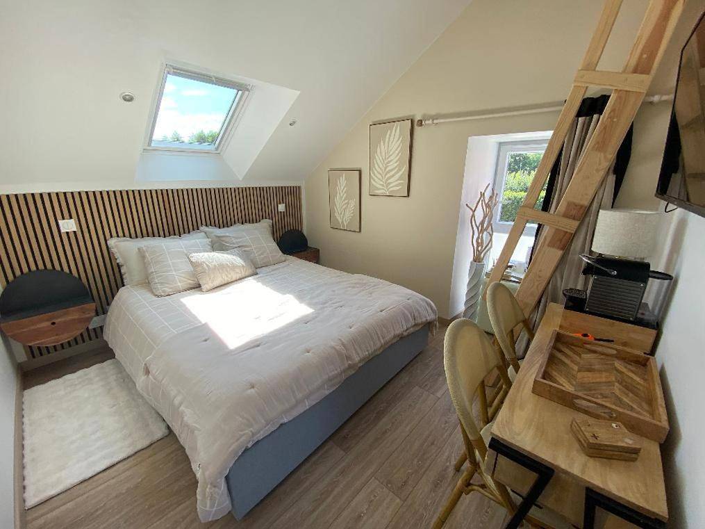 Chambre Chic et Charme dans Moulin-Piscine in Rouessé-Vassé, Parc naturel régional Normandie-Maine
