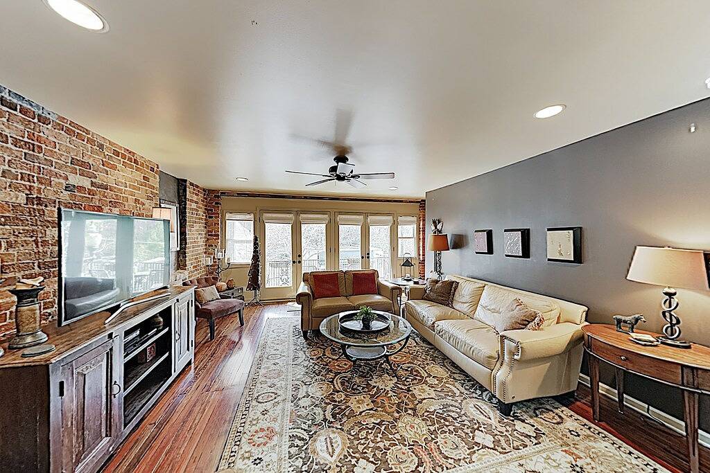 Ganze Wohnung, Elegantly Remodeled All-Suite Downtown Loft w/ Balcony & Chefs Kitchen in Blue Ridge Parkway, Asheville