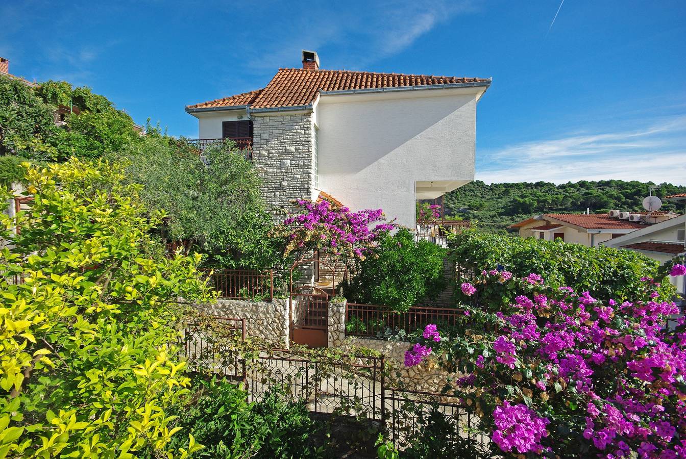 Ganze Wohnung, 2-Zimmer-Ferienwohnung am Strand Okrug Donji, Ciovo A-18300-a in Okrug Donji, Ciovo