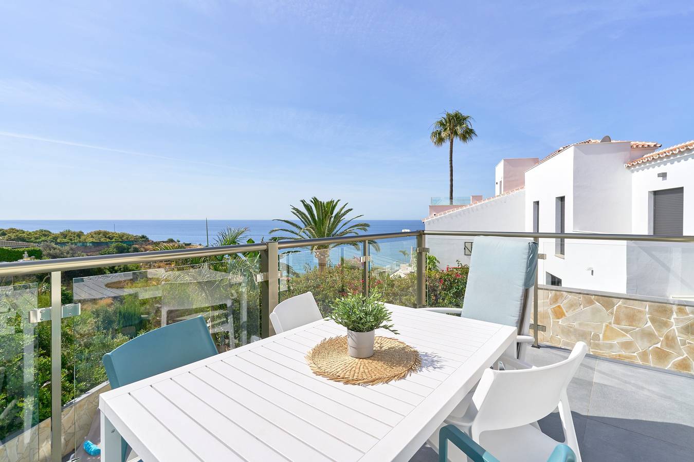 Wunderschöne 'Villa Burriana Beach' mit Meerblick, Pool, Balkon, Terrasse & Garten in Playa de Burriana, Nerja