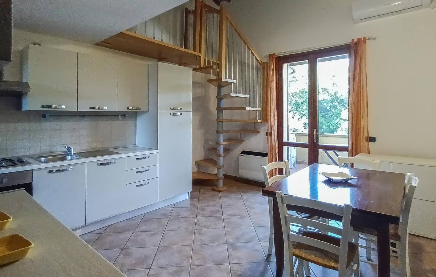 Appartement de vacances entier, Charmant appartement avec piscine et terrasse près du centre-ville de Montescudaio in Montescudaio, Côte des Étrusques