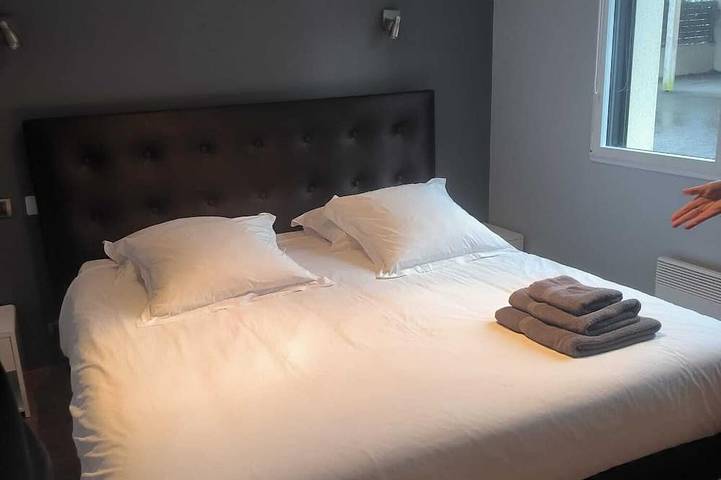 Location de vacances pour 4 personnes, avec terrasse ainsi que jardin et piscine dans Plage De Kersaliou - 2