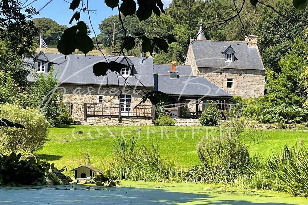 La familiale du manoir de Kerollivier by Kastell Breizh Conciergerie in Saint-Gilles-Pligeaux, Région de Guingamp