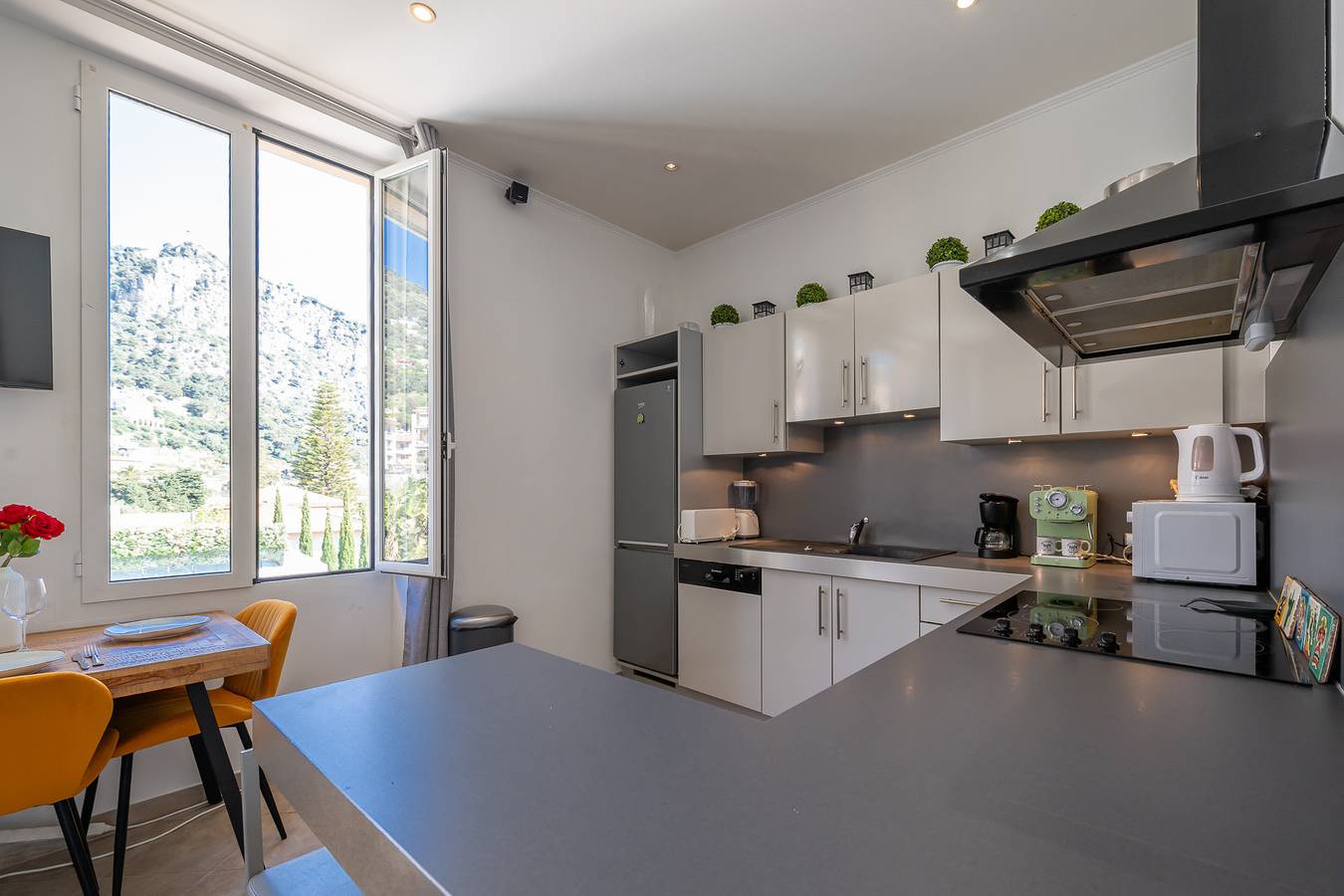Appartement entier, Appartement de vacances pour 6 personnes avec balcon in Beaulieu-sur-Mer, Côte méditerranéenne (France)