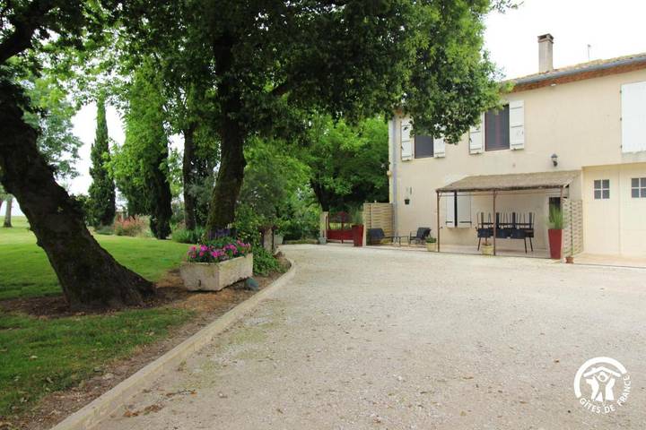 Location de vacances pour 6 personnes, avec Terrasse ainsi que Jardin et Piscine à La Romieu