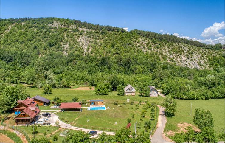 Geräumige Ferienwohnung mit Pool, Grill und WLAN in der Nähe des Flusses Rakovac in Gospitsch, Lika-Senj