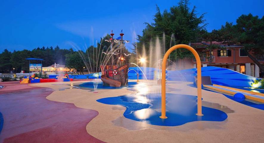 Resort per 3 persone, con Balcone e Idromassaggio nonché Piscina per bambini e Piscina in Istria