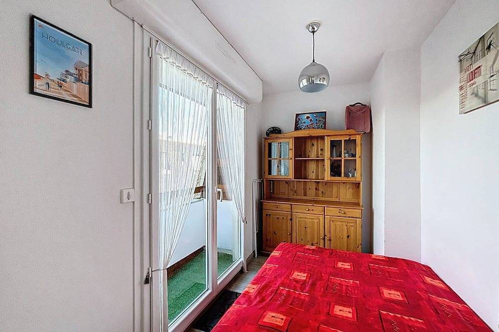 Entire apartment, Central Studio with Balcony, Near Beach & Shops, Sleeps 4 in Merville-Franceville-Plage, Caen region