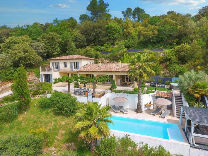 Gîte pour 8 personnes, avec jacuzzi et piscine, adapté aux familles à Le Thoronet