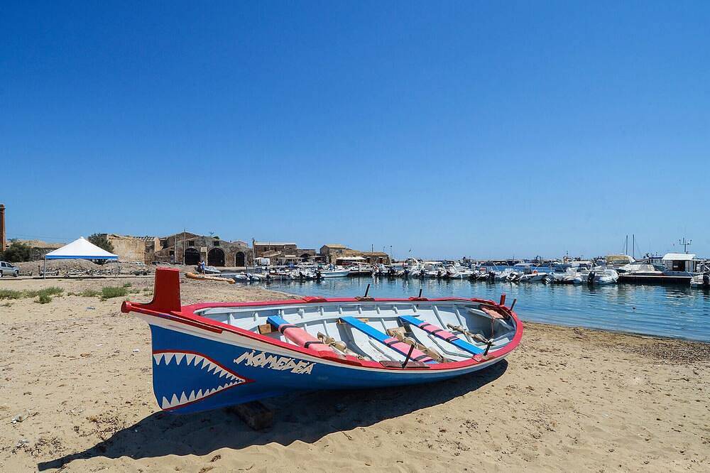 Entire apartment, Discover the southeastern tip of Sicily and relax in this bright and elegant vacation apartment. in Marzamemi, Noto region